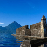 Benteng Kalamata
Dibangun oleh Portugis pada tahun 1540 dan kemudian digunakan oleh Belanda, benteng ini terletak di tepi laut dan menawarkan pemandangan langsung ke Pulau Tidore.