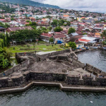Benteng Kalamata
Dibangun oleh Portugis pada tahun 1540 dan kemudian digunakan oleh Belanda, benteng ini terletak di tepi laut dan menawarkan pemandangan langsung ke Pulau Tidore.