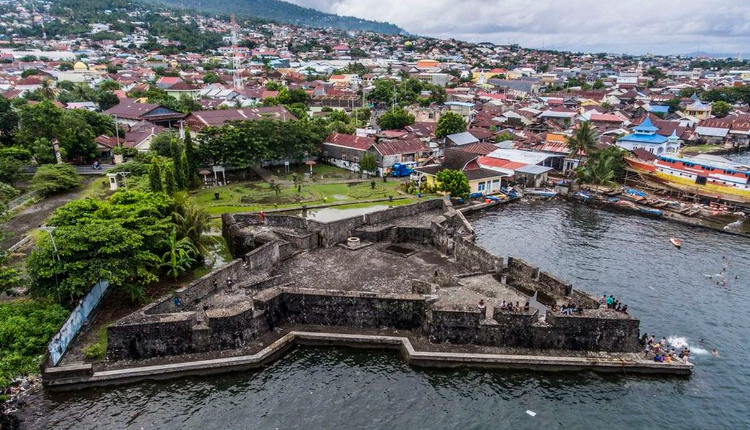 Benteng Kalamata
Dibangun oleh Portugis pada tahun 1540 dan kemudian digunakan oleh Belanda, benteng ini terletak di tepi laut dan menawarkan pemandangan langsung ke Pulau Tidore.