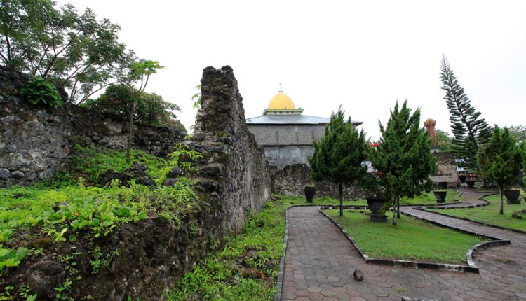 Merupakan salah satu benteng tertua di Ternate, dibangun oleh Portugis pada awal abad ke-16. Kastela menjadi saksi bisu pembunuhan Sultan Khairun oleh bangsa Portugis, peristiwa yang memicu perlawanan besar dari rakyat Maluku.