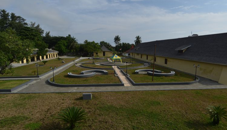 Benteng Oranje
Didirikan oleh Belanda pada tahun 1607, benteng ini sempat menjadi pusat pemerintahan VOC di Maluku. Kini, bangunannya difungsikan sebagai markas Kodim 1501/Ternate.