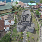 Benteng Tolukko
Awalnya dibangun oleh Portugis, kemudian direbut dan diperkuat oleh Belanda. Benteng ini terletak di atas bukit dan memiliki nilai strategis karena menghadap langsung ke laut.