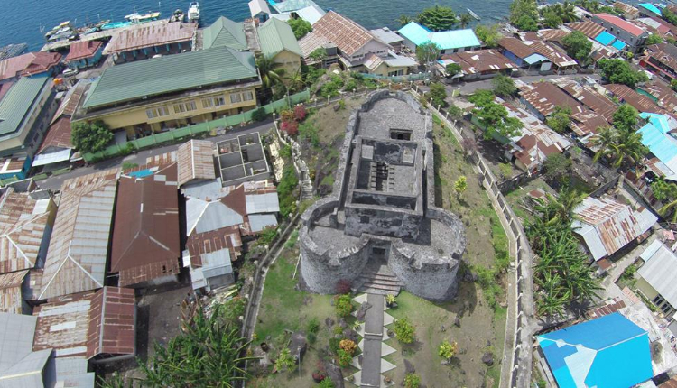 Benteng Tolukko
Awalnya dibangun oleh Portugis, kemudian direbut dan diperkuat oleh Belanda. Benteng ini terletak di atas bukit dan memiliki nilai strategis karena menghadap langsung ke laut.