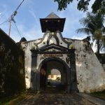 Benteng Oranje
Didirikan oleh Belanda pada tahun 1607, benteng ini sempat menjadi pusat pemerintahan VOC di Maluku. Kini, bangunannya difungsikan sebagai markas Kodim 1501/Ternate.