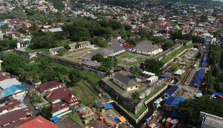 Benteng Oranje
Didirikan oleh Belanda pada tahun 1607, benteng ini sempat menjadi pusat pemerintahan VOC di Maluku. Kini, bangunannya difungsikan sebagai markas Kodim 1501/Ternate.