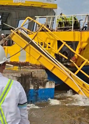 Cuaca Ekstrem, KM Kerapu Nyangkut di Railing Pelabuhan Fery Bastiong Ternate