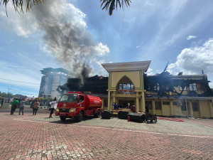 Breaking News! Gedung Asrama Haji Ternate Terbakar, Sementara Ditempati Atlet Karate