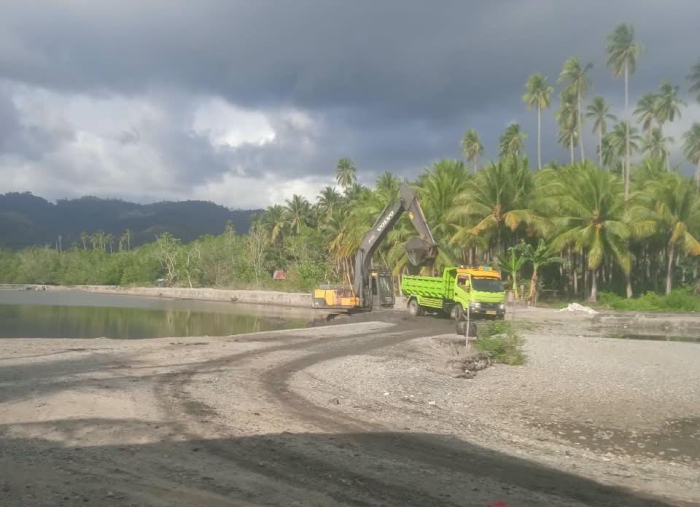 Pemdes Kabau Pantai Benahi Ruas Jalan Berlubang
